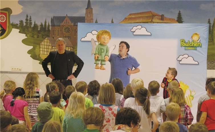 Strahlende Kinderaugen gab es in Unkelbach beim Besuch des kleinen Schutzengels Paulchen mit seinem großen Freund Christian. privat