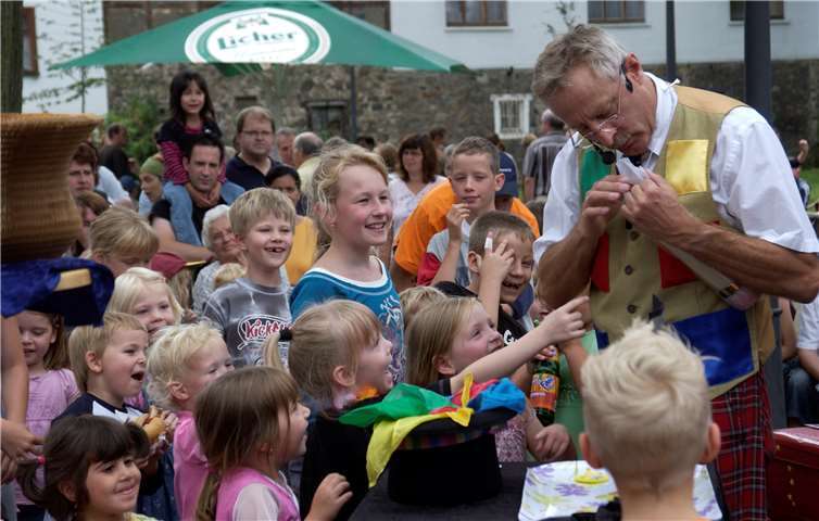 Strahlende Kindergesichter umringen Zauberkünstler Batek.Foto: privat
