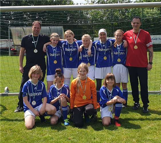 Strahlende Kreismeister: Frank Feuersänger, Helen Hermann, Ida Hinz, Emilia Wossler, Rahela Hosseini, Jil Haupt und Jörg Weirowski (hinten, von links) sowie Elisa Wetzlar, Alicia Melmann, Annika Feuersänger und Lena Plüfke (vorne, von links). Foto: privat