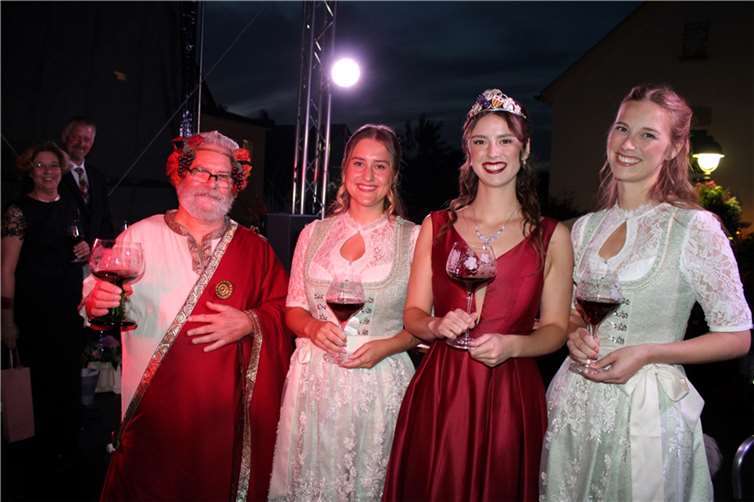 Strahlende Majestäten: die neue Bachemer Weinkönigin Meret Kurth (Zweite von rechts), umrahmt von ihren Prinzessinnen Carmen Krämer und Jana Kurth sowie von Bacchus Bernd Walter.  Fotos: DU