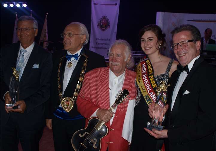 Strahlende Preisträger 2018 sind Wolfgang Bosbach (l.) und Christoph Kuckelkorn (r.). Erste Gratulanten waren natürlich RKK-Präsident Hans Mayer, das kölsche Original Hans Süper und Laura Herter (amtierende Miss Rheinland-Pfalz).