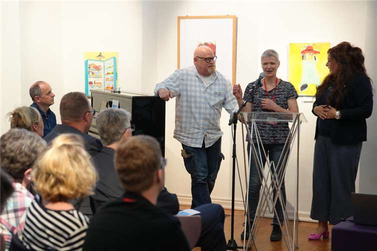 Strahlende Preisträgerin: Mit Suzana Posavec (2.v.r.) wurde auch eine Neuwiederin beim diesjährigen Kunstwettbewerb „Kreativ und inklusiv“ ausgezeichnet.Fotos: Felix Banaski