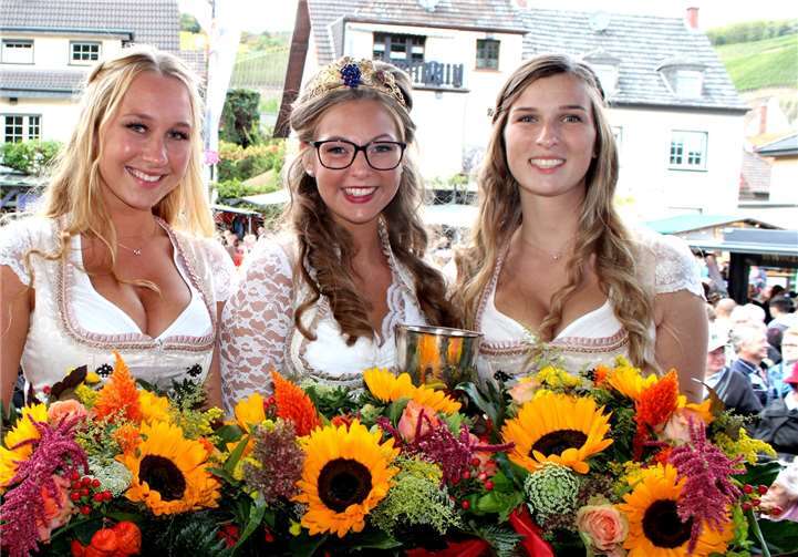 Strahlende Repräsentantinnen des Dernauer Weins: Weinkönigin Linda Trabach (Mitte) mit ihren Prinzessinnen Lilli Nietgen (links) und Annalena Kurth (rechts).