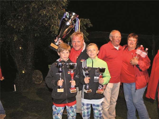 Strahlende Sieger: Patrick Ritzdorf und Joel Pütz mit dem Jugendbetreuer des SGC Rolf Blaschke.