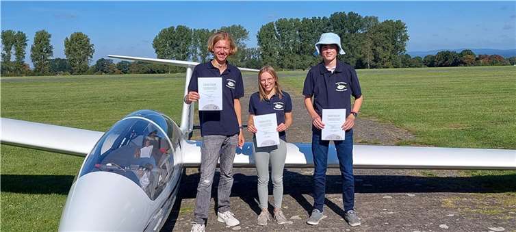 Strahlende Sieger: Till Niebergall, Nina Bodenheim und Simon Huf  Foto: Sascha Stüber