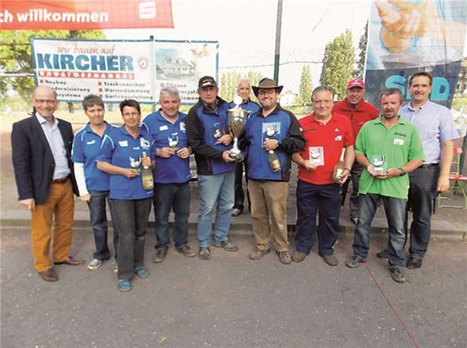 Strahlende Sieger bei der Boule-Verbandsgemeindemeisterschaft.  Privat