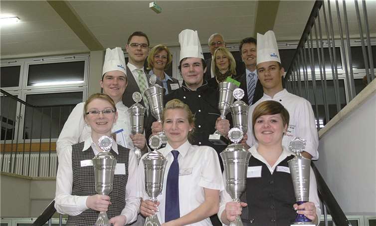 Talentierte Koch- und Hotel-Azubis präsentierten ihr Können Strahlende Sieger beim 11. Wettbewerb um den beliebten Wirtz-Pokal. Ina Schumacher und René Dambach belegten dabei jeweils den 1. Platz. TE