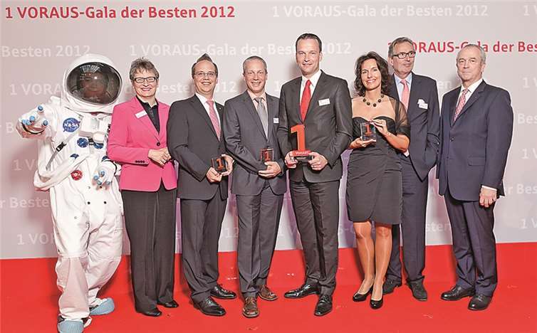 Strahlende Sieger in Berlin: Jochen Siewert (2.v.l.), Jens Lichtenberg (3.v.l.), Christoph Weitzel, (4.v.l.) und Manuela Klein (3.v.r.) können als Vertreter der Kreissparkasse Mayen den 1 VORAUS-Pokal in Empfang nehmen.
