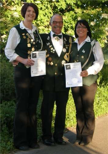 Strahlende Sieger (v.l.): Evelin Diensberg, Hans Werner Schneider, Bettina Schneider.  privat