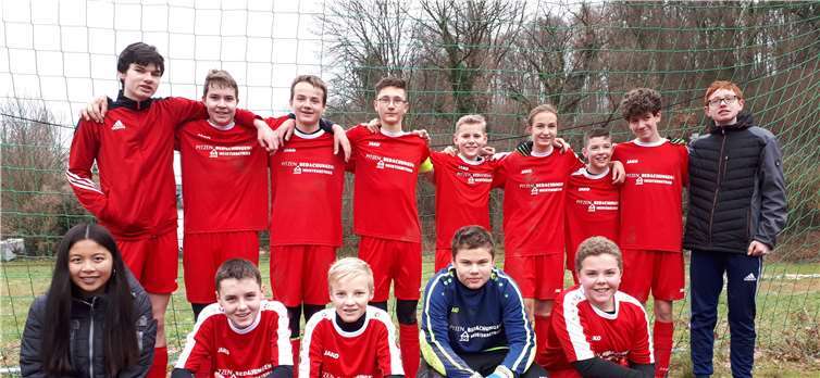 Strahlende Sieger: (v.li. vorne) Linh Müller, Tim Breuer, Luis Breuer, Jos Klöser, Dominik Soller. (v.li. hinten) Jan Klöser, Florian Soller, Nick Vitten, Fabian Wirz, Lukas Stollenwerk, Frederike Wirz, Nils Falkenberg, Robin Adams, Jonas Brenner.Foto: privat