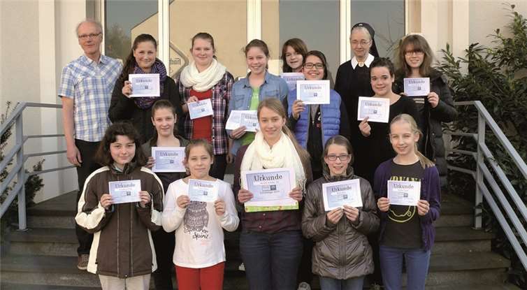 Strahlende Siegerinnen des Geografie-Wettbewerbs an der Schönstätter Marienschule.  Privat