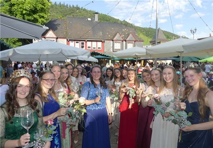 Strahlende Weinmajestäten aus dem Ferienland Cochem mischten sich gerne unter das feiernde Volk. Fotos: TE