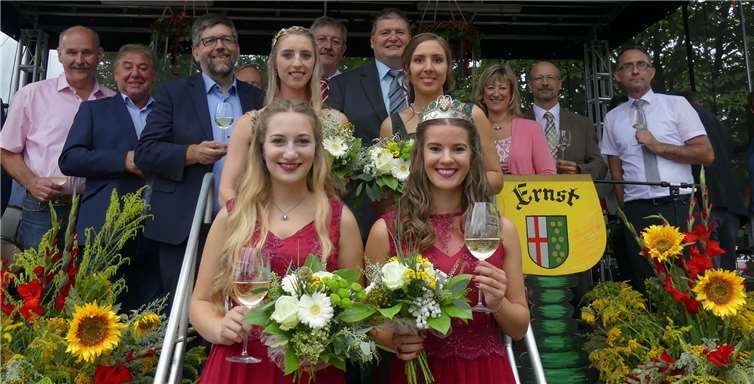 Strahlende Weinmajestäten und erfreute Ehrengäste grüßten mit wohl gefüllten Gläsern von der Festbühne. Fotos: TE