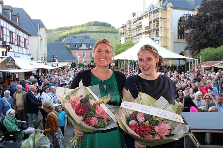 Strahlende, neue Majestäten: die neue AhrweinköniginKatja Hermann (links) und die ebenfalls neueAhrweinprinzessin Merle Kurth (rechts). Fotos: DU