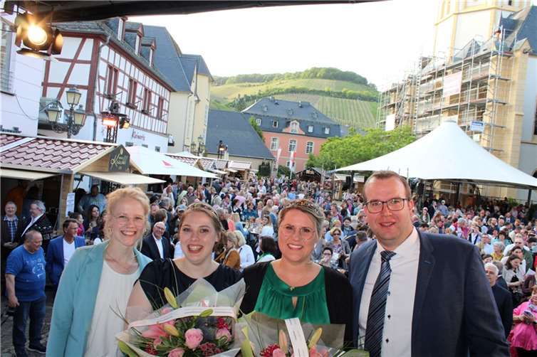 Strahlende, neue Majestäten: die neue AhrweinköniginKatja Hermann (links) und die ebenfalls neueAhrweinprinzessin Merle Kurth (rechts).
