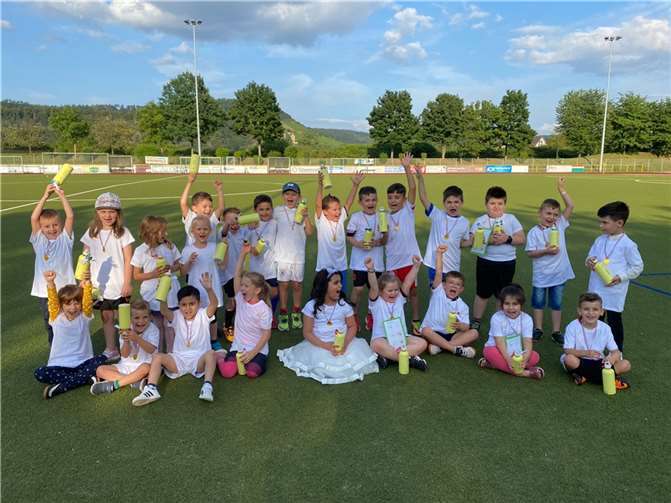 Strahlender Himmel und strahlende Kinder: Die i-Dötzchen des Kindergartens Sonnenschein mit ihren neuen Trinkflaschen.Foto: privat