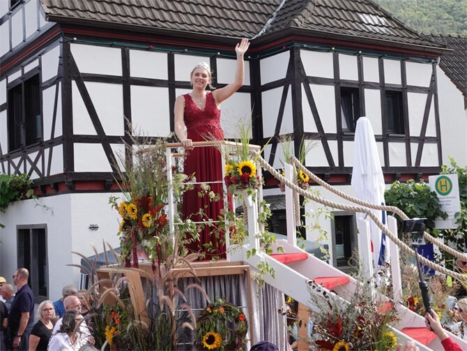 Strahlender Mittelpunkt bei perfekten Bedingungen: Weinkönigin Lisa-Sue von Schlichting.  Foto: DU