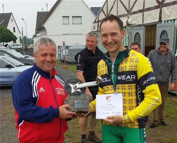 Strahlender Sieger: Timo Wissen (rechts) mit TuS-Chef Ottmar Vetter.Privat