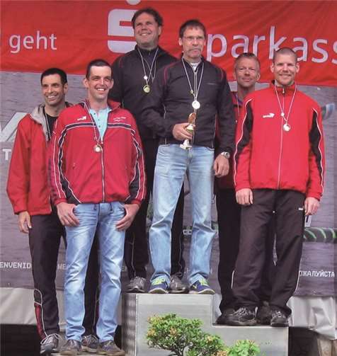 Strahlender Sieger trotz vorherigen längeren Trainingsausfalls: Knut Hitzschke (3.v.l.) mit Partner Thomas Kittner (3.v.r.) auf der obersten Stufe des Siegerpodests.privat