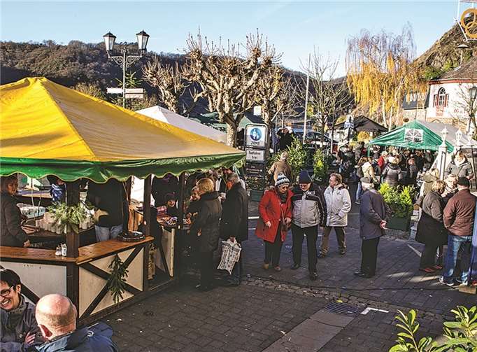 Strahlender Sonnenschein, mildes Winterwetter und ein vielfältiges Angebot lockten zahlreiche Besucher auf den Weihnachtsmarkt in Alken.  EP