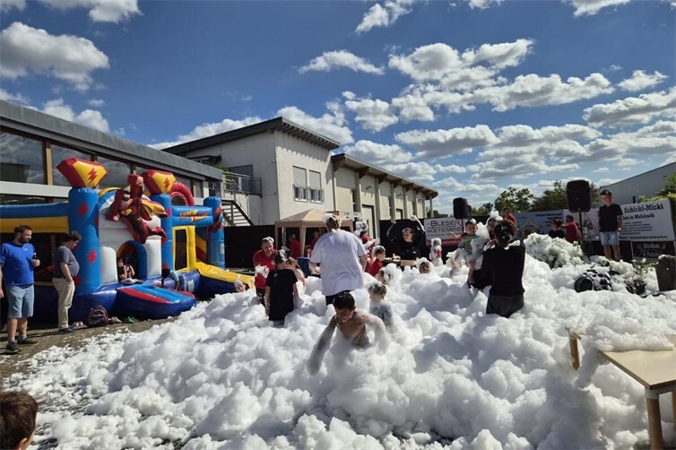 Strahlender Sonnenschein, schneeweißer Schaum