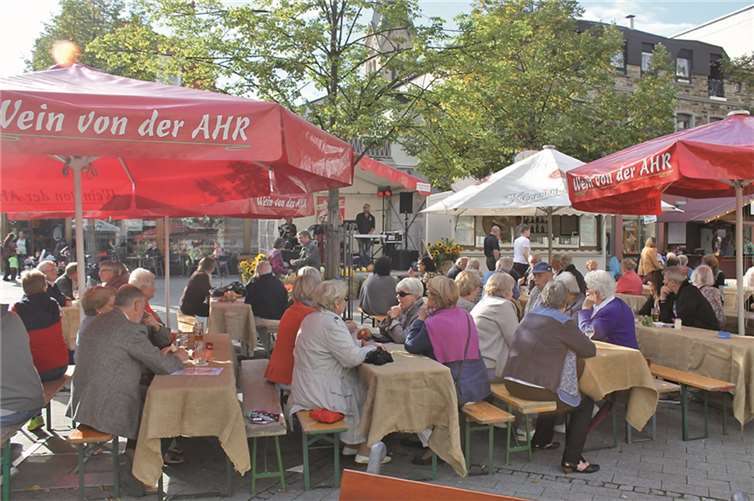 Strahlender Sonnenschein trug seinen Teil dazu bei, das Erntedankfest zu einem Erfolg zu machen.