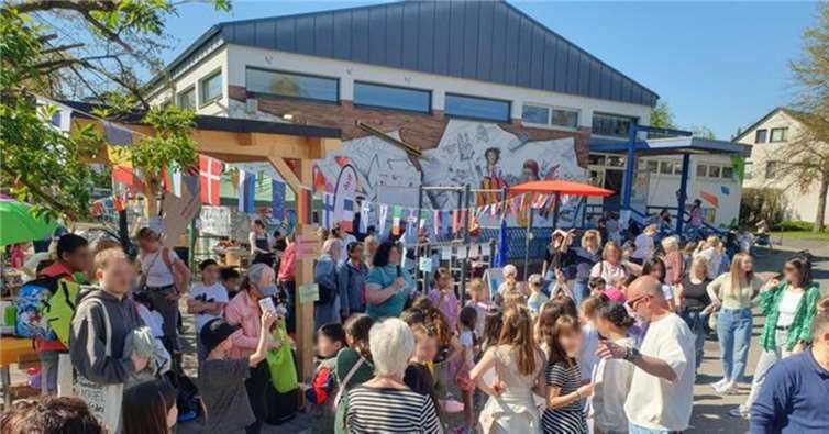 Strahlender Sonnenschein und fröhliche Stimmung: der Frühlingsmarkt begeisterte die Besucher. Foto: Grundschule Rohrerhof