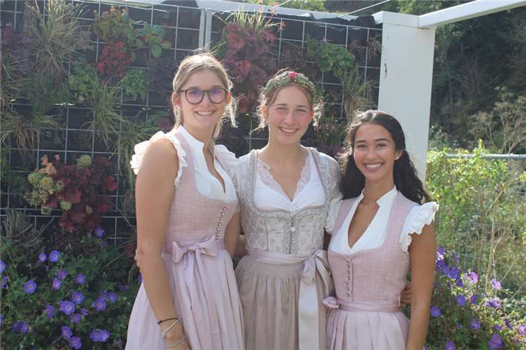 Strahlendes Highlight: Das Altenahrer Wein-Trio mit Weinkönigin Hanna Müller (Mitte) sowie den Weinprinzessinnen Isabelle Steinhoff (rechts) und Amelie Linnarz.  Foto: Du