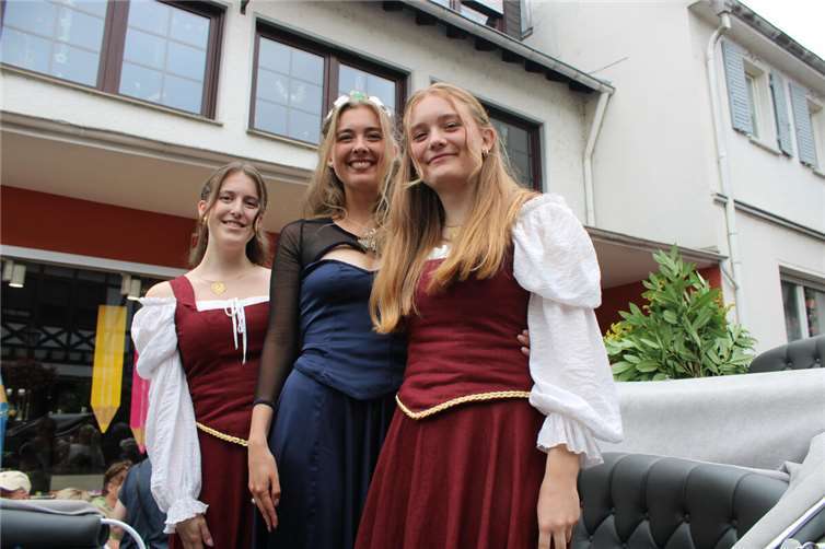 Strahlendes Highlight beim Festzug: die neue Heimersheimer Weinkönigin Catharina Orthen mit ihren Prinzessinnen Lea Holy und Anne Orthen. Fotos: DU