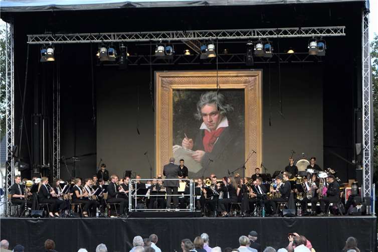 Strahlendes Spätsommerwetter bot den perfekten Rahmen für das Konzert des Sinfonischen Blasorchesters „Tomburg Winds“ des VHS-Zweckverbandes Voreifel unter Leitung von Adi Becker im Rheinbacher Freizeitpark.Foto: VHS Voreifel