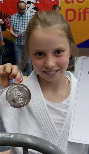 Strahlendes Vorzeigen der Silbermedaill