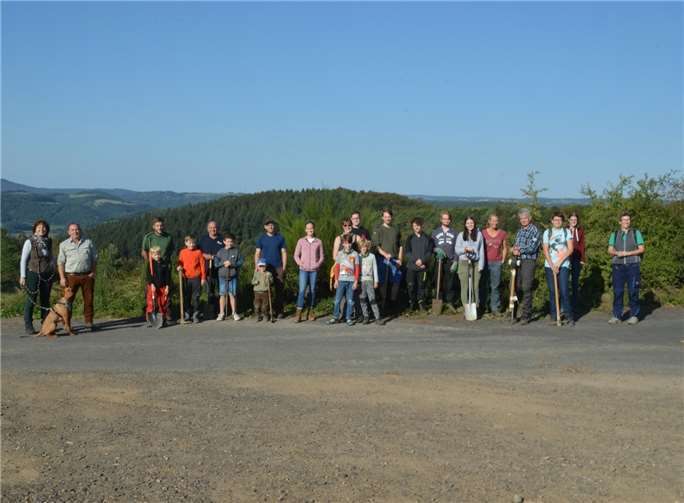 Strahlendes WeDer, gute Laune und Zuversicht: Die Aufforster*innen der Zukunfts-AG des Erich-Klausener-Gymnasium Adenau. Fotos: Erich-Klausener-Gymnasium Adenau