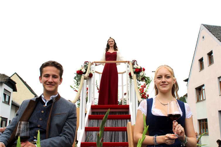 Viel Kreativität und Tradition beim Weinfest in Rech Strahlendes Wein-Trio: Weinkönigin Anna Knieps mit Weinprinzessin Tessa Dubowy und Weinprinz Lukas Königshoven.