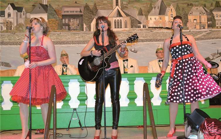 Strahlendes Wölle-Prinzenpaar zog unter riesigem Jubel in den grün-weiß blinkenden närrischen Glaspalast ein. AB