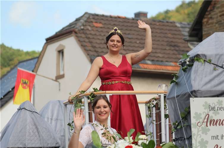 Strahlte auf ihrem Majestäten-Wagen mit der Sonne um die Wette: Weinkönigin Annabell Stodden.  Fotos: DU
