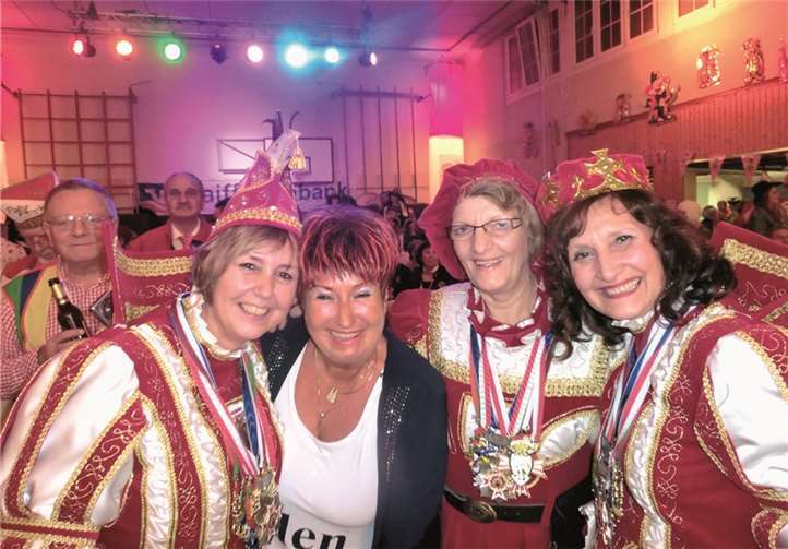 Strahlten um die Wette: das Rheinbacher Dreigestirn und Marita Köllner, alias „Et fussich Julche“. privat