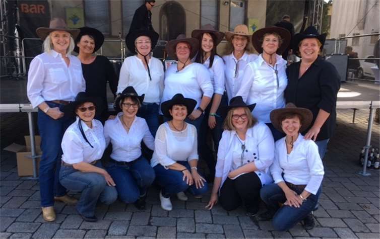 Strahlten um die Wette - die Line Dancer beim City- und Brunnenfest. privat