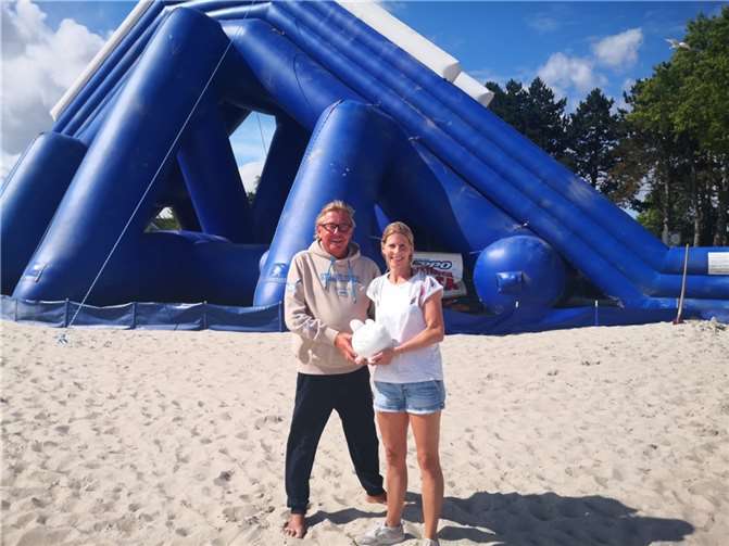 Strandkorbvermieter Heiko Neuhoff bei der Spendenübergabe an Fluthilfe-Vorsitzende Michaela Wolff.  Foto: privat