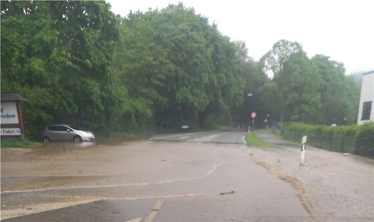 Straßen wurden überschwemmt.