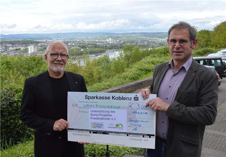 Straßenbauer-Innung Koblenz hilft Kindern in Kenia: Wolfgang Schulz (links), Obermeister der Innung, überreicht einen Scheck über 3000 Euro an Paul Sauer vom Verein Friedenskinder.