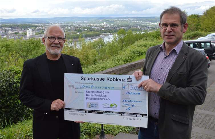 Straßenbauer-Innung Koblenz hilft Kindern in Kenia: Wolfgang Schulz (links), Obermeister der Innung, überreicht einen Scheck über 3.000 Euro an Paul Sauer vom Verein Friedenskinder.