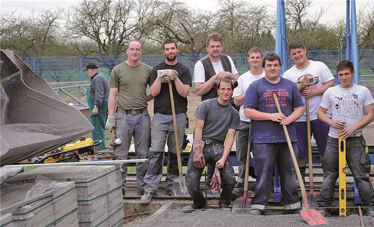 Straßenbauerlehrlinge aus dem zweiten Lehrjahr arbeiten am zukünftigen Museum der Bimsindustrie in Kaltenengers mit. HwK Koblenz