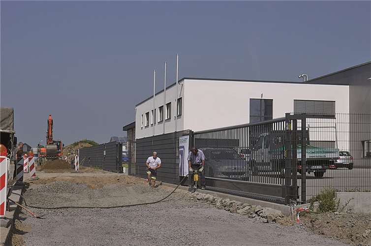 Straßenfertigstellung im Gewerbepark Odendorf. Gemeinde Swisttal