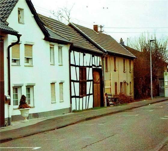 Straßenflucht rechts Sternstr. 29 Habbig - Mitte ehemalige Schreinerei Schmitz. Copyright: Dr. Habbig
