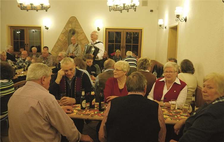 Straßenhaus. Vor Kurzem feierte der VdK Ortsverband Straßenhaus ab 18 Uhr, in der Grillhütte in Hadert, sein diesjähriges Herbstfest. Bei gutem Wetter kamen 58 Personen, worüber sich der Vorstand sehr gefreut hat. Nach der Eröffnungsansprache des 1. Vorsitzenden Siegfried Schwarz und anschließendem, Buffet, spielte dann das Rheinland Duo Dieter Remy und Heinz Meurer mit Gitarre und Schifferklavier auf und sorgte mit schönen Melodien für beste Stimmung. Privat 