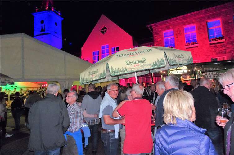 Open Air-Kirmes in Siershahn – einfach grandios Straßenkirmes vor traumhafter Kulisse. Fotos: WR