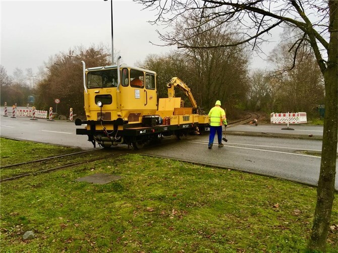 Straßenquerung der Brecbachtalbahn.
