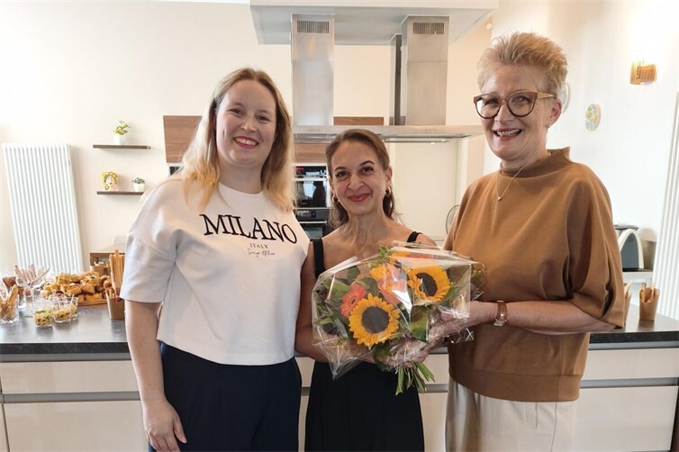 Straußübergabe v.l. Sabrina Neihs, Alessandra Fernandez, Alexandra Schmitgen