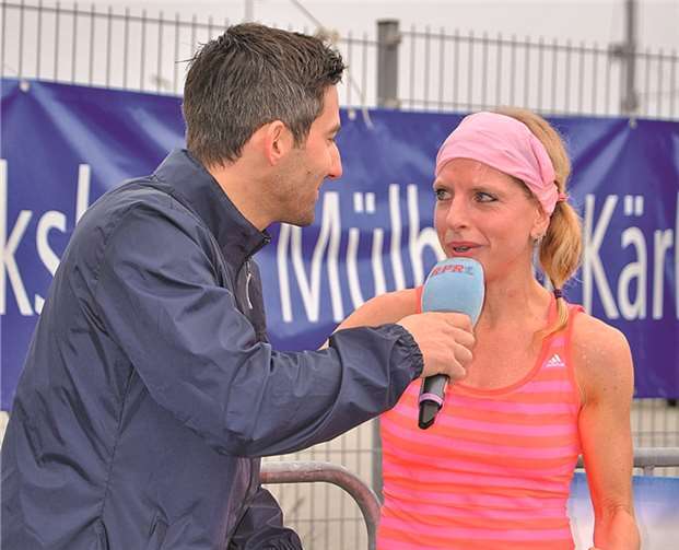 Streckensprecher Nils Tittizer bat die Siegerin über 10 000 Meter, Felicitas Doffsota-Bengel, um ein Interview. privat