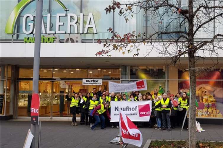 Streikende Mitarbeiter vor dem Kaufhof in Mönchengladbach. Quelle: ver.di Handel NRW / Facebook